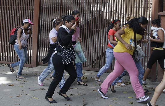 Familiares de detentos correm contra tiroteio em rebelio em penitenciria de Caracas, na Venezuela, nesta quinta