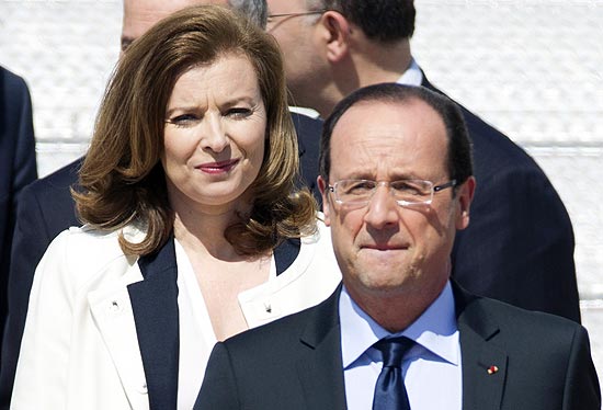 O presidente francs Francois Hollande e sua companheira Valrie Trierweiler desembarcam nos EUA
