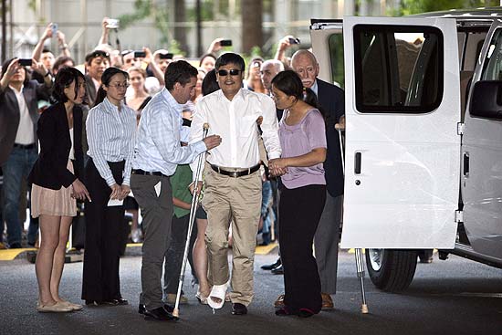 Acompanhado da família, Chen Guangcheng chega à sua residência temporária, em alojamento da Universidade de Nova York