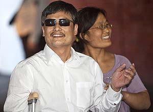 O dissidente chins Chen Guangcheng chega ao alojamento da Universidade de Nova York, onde ser hospedado com sua famlia