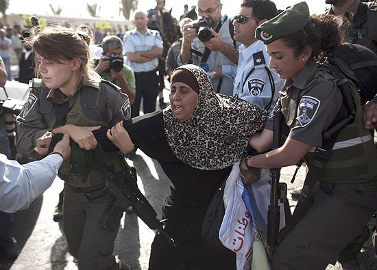 Mulher palestina  detida pela polcia israelense na cidade antiga de Jerusalm, enquanto judeus comemoravam o Dia de Jerusalm