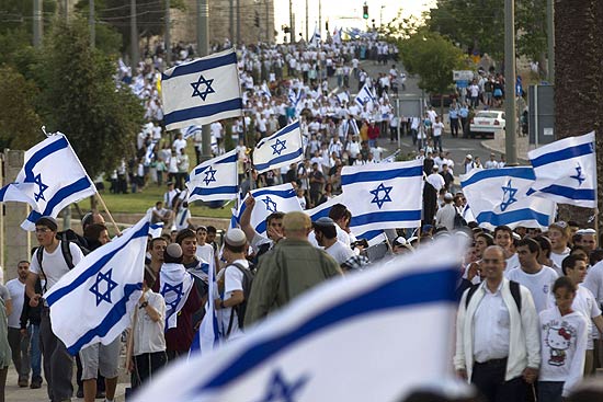 Milhares de israelenses marcharam em direo  cidade antiga de Jerusalm, em comemorao  sua reunificao 