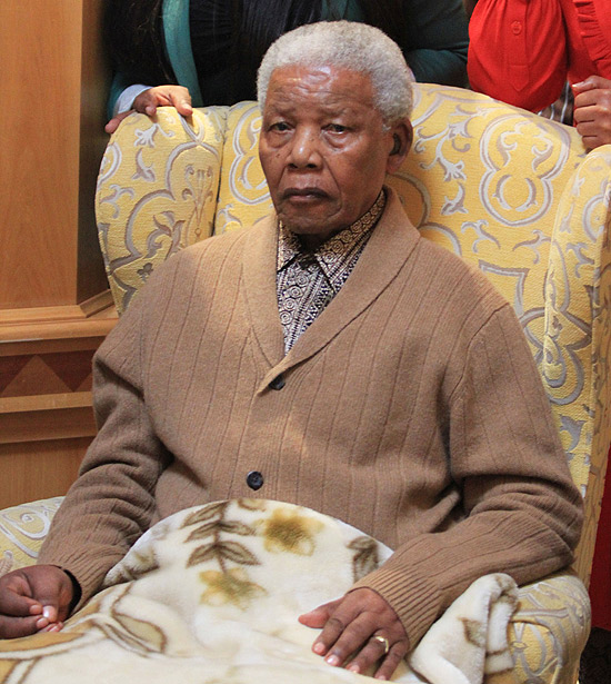 Ex-presidente da frica do Sul, Nelson Mandela, em rara apario na TV, em maio passado