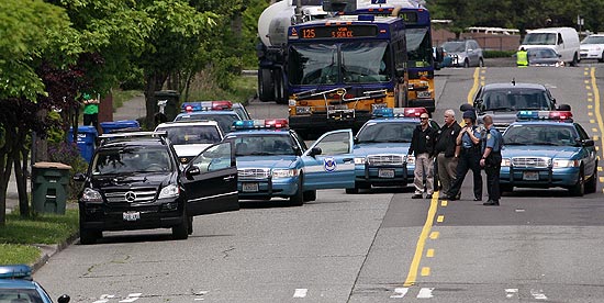 Polícia faz cerco em Seattle, nos EUA, para prender homem suspeito de atirar em 4 pessoas, nesta quarta-feira