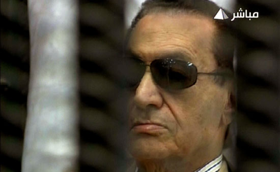 Ex-presidente Hosni Mubarak chega ao tribunal para ouvir o veredicto 