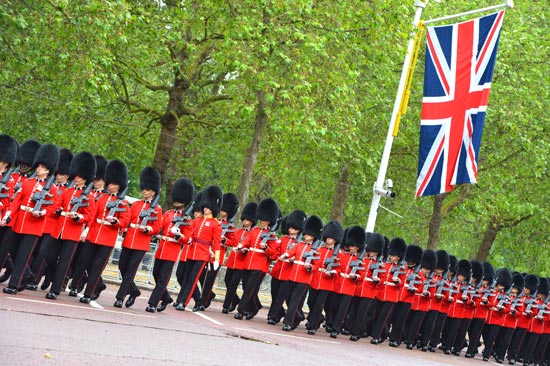 Soldados da Guarda Real marcham em frente ao palcio de Buckingham, em Londres 