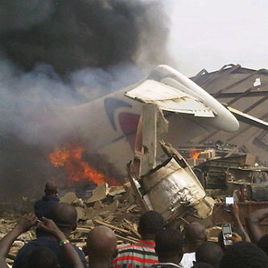 Destroços de avião de passageiros que caiu sobre prédio de Lagos, na Nigéria