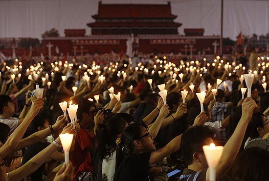Pessoas seguram velas durante viglia em Hong Kong para lembrar massacre em praa