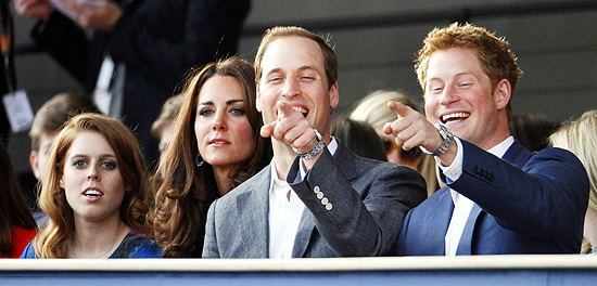 Duquesa de Cambridge, Catherine Middleton, prncipe William e prncipe Harry assistem a show