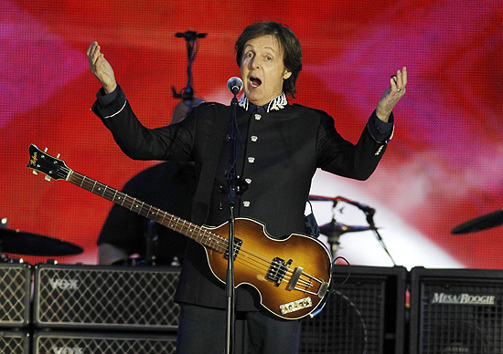 Paul McCartney se apresenta durante show do jubileu da rainha Elizabeth 2