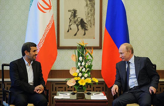 Mahmoud Ahmadinejad (esq.) e Vladimir Putin, presidentes do Irã e da Rússia, conversam em Pequim, China