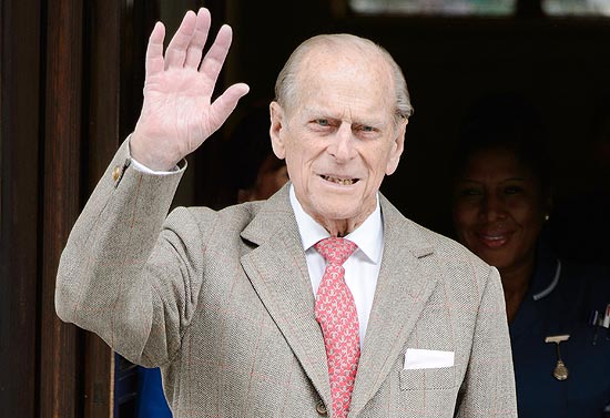 Príncipe Philip sai do hospital após cinco dias de internação por infecção urinária