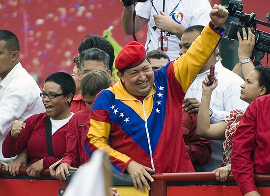 Presidente da Venezuela acena para militantes, em primeiro evento público em dois meses, nesta segunda