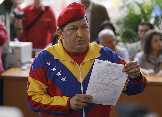 Chvez mostra ata de inscrio nas eleies presidenciais da Venezuela, em que tenta seu terceiro mandato