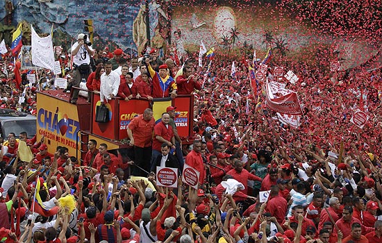 Milhares de militantes acompanham inscrio eleitoral de Hugo Chvez, nesta segunda, em Caracas
