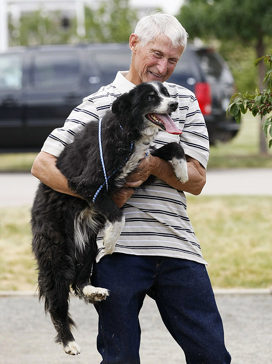 Bill Janz com Abby no colo, depois que cão escapou sozinho de incêndio