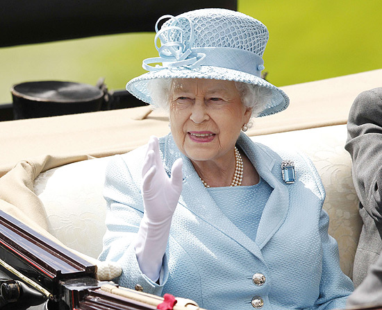 Rainha Elizabeth 2 acena ao chegar a corrida em Londres
