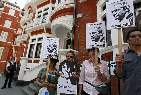 Manifestantes pró-Assange protestam em frente da embaixada do Equador, em Londres