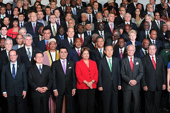 ORG XMIT: MMV156 Heads of state and government representatives attending the UN Conference on Sustainable Development Rio+20 pose for the family photo, in Rio de Janeiro, Brazil, on June 20, 2012. World leaders kicked off a three-day summit on environment and poverty to a warning from UN chief Ban Ki-moon that "time is not on our side" for fixing a mounting list of problems. AFP PHOTO / EVARISTO SA