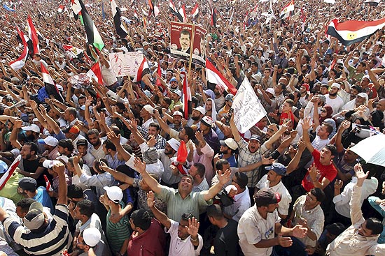 Seguidores do candidato Mohammed Mursi, da Irmandade Muulmana, celebram vitria na praa Tahrir, no centro do Cairo