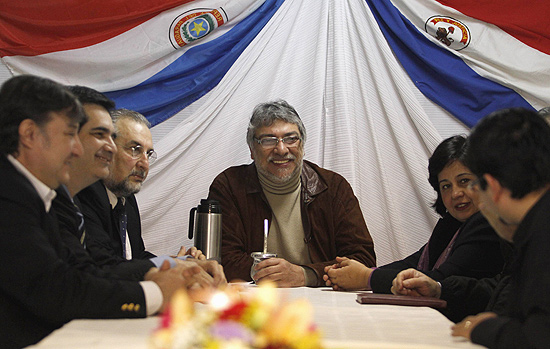 O ex-presidente paraguaio Fernando Lugo se reuniu com seus antigos ministros no centro de Assuno