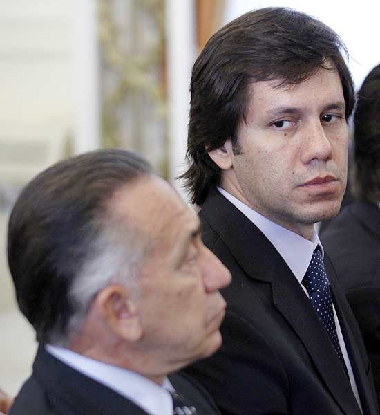 Ministro do Interior Carmelo Caballero, ao lado do general e senador Lino Oviedo, em Assuno, nesta tera