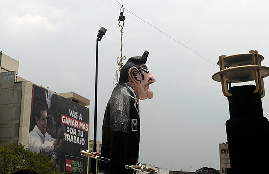 Estudantes penduram um boneco gigante do candidato do PRI, Enrique Peña Nieto, em protesto na Cidade do México