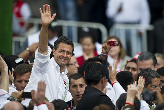 Peña Nieto saúda militantes durante comício em Toluca; candidato do PRI é líder de pesquisas no México