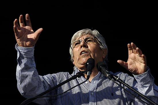 Em discurso, Hugo Moyano pediu diálogo ao governo e chamou Cristina Kirchner de 'soberba'