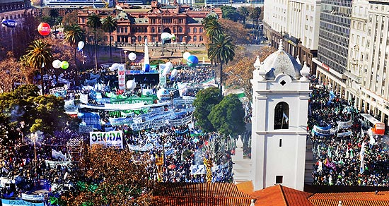 Militantes sindicais ocupam a praça de Maio, em Buenos Aires, em manifestação contra governo de Cristina Kirchner