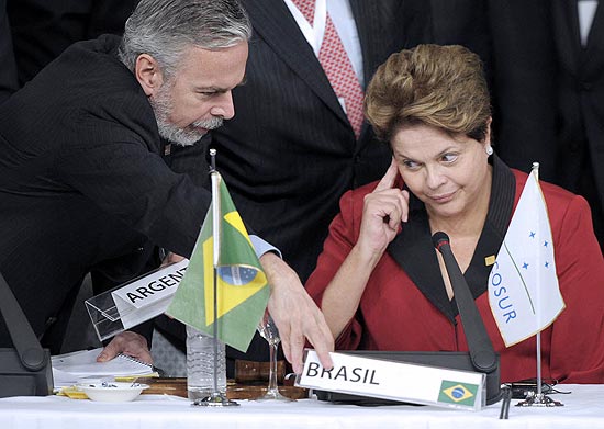 Dilma observa a troca das placas de pases, pedida ao chanceler Antonio Patriota, na cpula de Mendoza