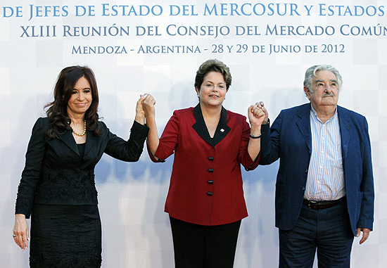 Cristina Kirchner ( esq.), presidente Dilma Rousseff e Jos Mujica, presidente do Uruguai, durante cpula