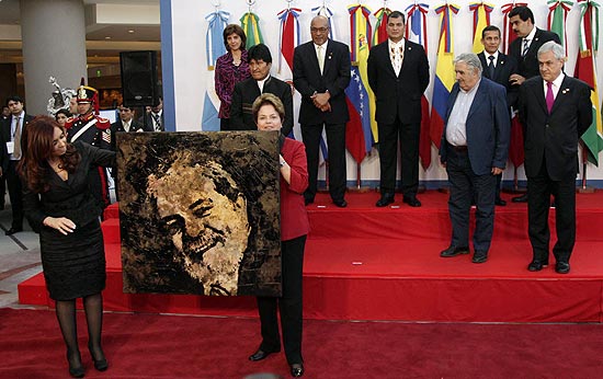 Cristina Kirchner entrega um retrato do ex-presidente Lula a Dilma Rousseff durante a cpula do Mercosul, nesta sexta