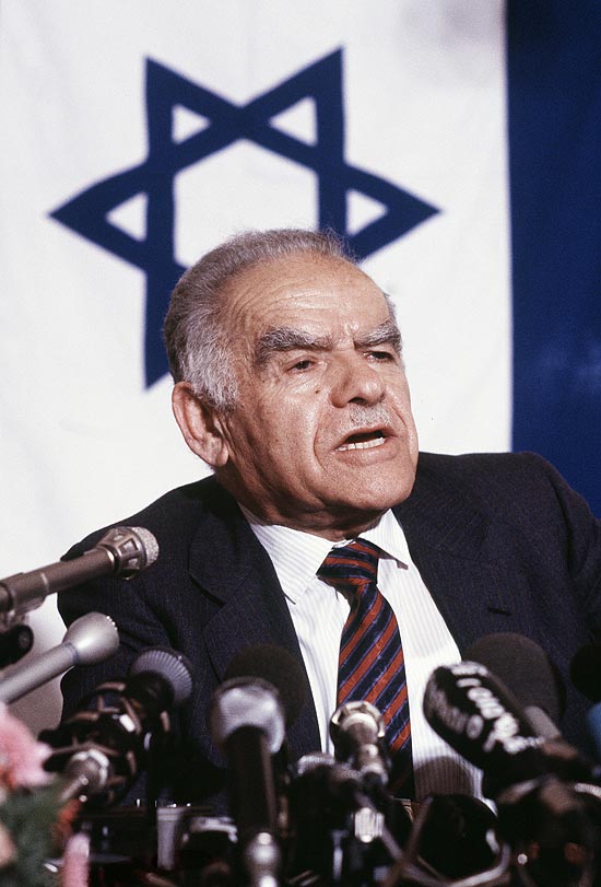 Ex-primeiro-ministro israelense Yitzhak Shamir em discurso após visita oficial à França, em 1987