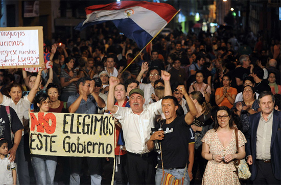 Manifestantes protestam contra destituição de Lugo, nas proximidades de TV estatal em Assunção, no último dia 2