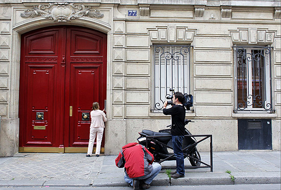 Jornalistas aguardam a sada de Nicolas Sarkozy de seu escritrio em Paris