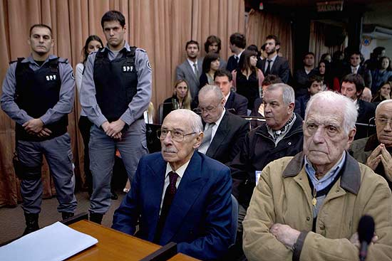 Ex-ditador argentino, Jorge Rafael Videla (sentado  esq.) ao lado de Reynaldo Bignone 