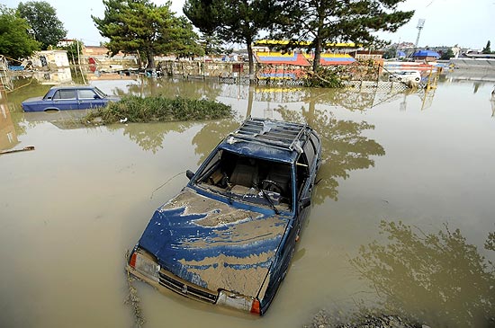 Carro em meio à rua inundada na cidade de Krymsk após enchentes