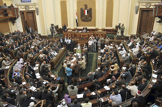 O Parlamento egpcio fez uma sesso breve, apesar da deciso da Suprema Corte, que manteve a dissoluo