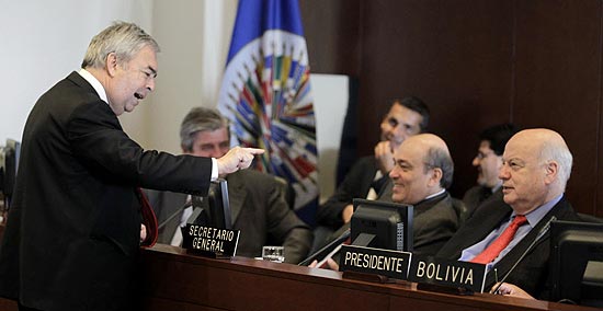 Embaixador paraguaio na OEA, Bernardino Hugo Saguier, conversa com secretário-geral José Miguel Insulza