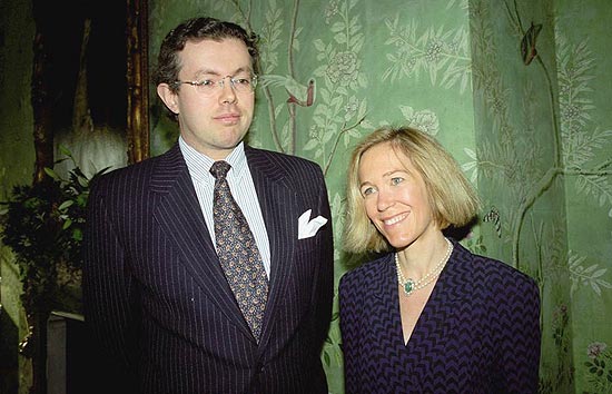 Foto de arquivo, de novembro de 1996, mostra Eva Rausing ao lado do marido Hans Kristian Rausing em Londres