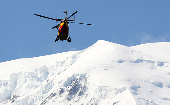 Helicóptero sobre zona das operações de resgate no maciço de Mont Blanc, em Chamonix, na França