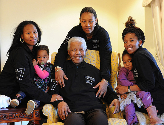 O ex-presidente Nelson Mandela e suas netas em Qunu, em julho de 2011