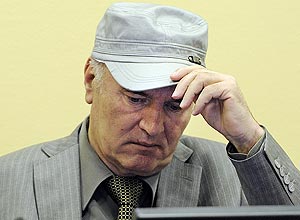 Foto de arquivo mostra o ex-militar Ratko Mladic, que j reclamara de sua sade frgil