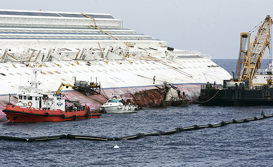 Trabalhadores comeam a remover toneladas de rochas que ficaram presas no casco do Costa Concordia