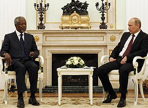 O presidente russo Vladimir Putin ( direita) se encontra com o enviado especial da ONU, Kofi Annan, em Moscou