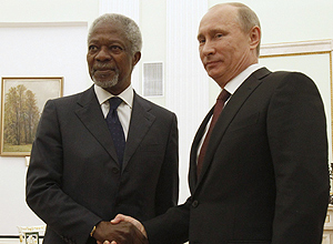 Presidente russo ( direita), Vladimir Putin, cumprimenta o enviado da ONU Kofi Annan, depois de encontro no Kremlin, em Moscou 