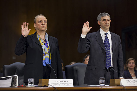 Irene Dorner, presidente do HSBC EUA, e Stuart Levey, chefe jurdico do banco, prestam juramento no Senado