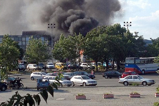 Fumaça sobre o aeroporto de Bourgas, na Bulgária, onde três israelenses foram mortos e outros vinte feridos