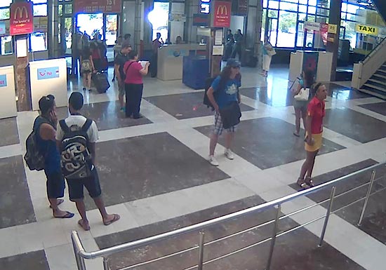 Imagem da câmera de segurança do aeroporto de Burgas, na Bulgária, mostra suspeito de atentato terrorista